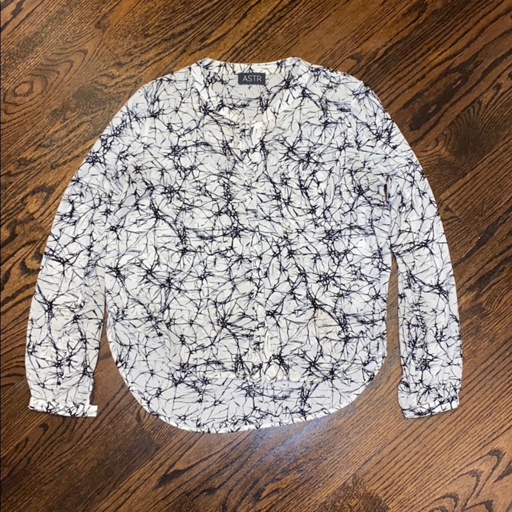 ASTR long sleeve black and white blouse